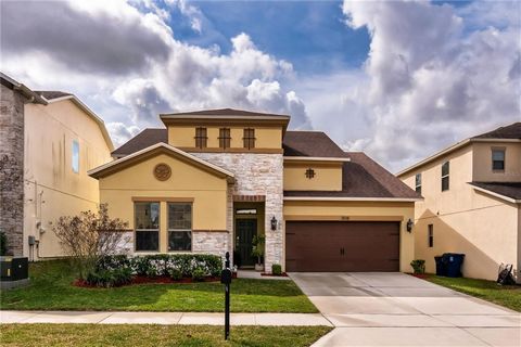 SHOWS LIKE A MODEL! Expect to be impressed with this beautifully appointed home in the desirable Reserve at Minneola community. Immaculate and move in ready! Your positive experience starts with great curb appeal – neatly manicured lawn/landscaping a...