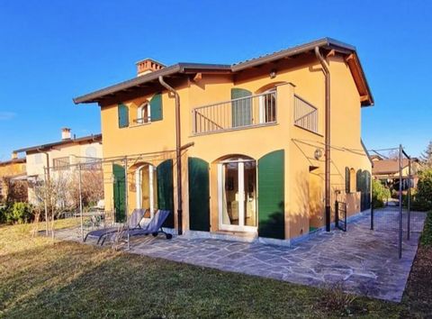 In the prestigious setting of the Bogogno Golf Resort, for sale detached villa of 127 square meters with garden in an exclusive context, surrounded by a large plot of land of 840 square meters, guaranteeing space and privacy. Composition: bright livi...