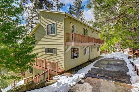 Architectural sizzle and rustic mountain charm with skyline forest views! Elevate your mountain experience with this three-level clerestory design. This spacious cabin has four bedrooms, a large open loft, and three baths. Located on a sunny ridge in...