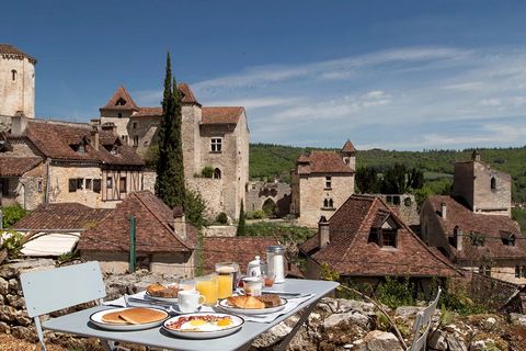 What a location for this delightful property, enviably placed with unparalleled views, in the heart of Saint Cirq Lapopie, one of the most beautiful villages in France! Stylishly renovated, the two properties are currently rented out all year round a...