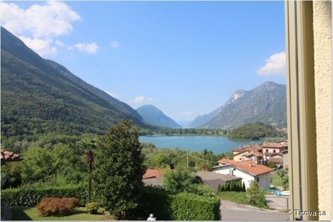 1022AA - Immobiliare Luganese Ticova biedt te koop aan in Carlazzo, prov. Een luxe vrijstaand huis met panoramisch uitzicht op het meer van Lugano en de omliggende bergen. Het huis heeft een open woonkamer/keuken, 3 slaapkamers, 2 doucheruimtes waarv...