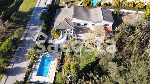 House with 205 m2 built on a plot of 995 m2, distributed in 4 double bedrooms, 2 full bathrooms, a small living room connected to the hallway, kitchen and dining room with living room connected to a large terrace that connects to a swimming pool and ...