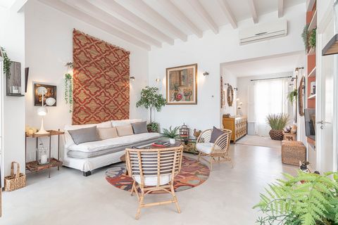 Stunning apartment with terrace in Santa Catalina Two bedroom renovated property in Palma This elegant apartment is located in the heart of Santa Catalina, just a block away from the vibrant market. The property is on the second floor of a picturesqu...