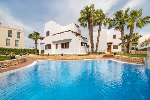 5 Bedroom villa with rental license and community pools on a nice complex in Cala Egos, Santanyí This fantastic, detached villa is offered for sale near Cala d´Or, on a small, well-maintained complex of just 11 homes, and residents can enjoy 2 fantas...