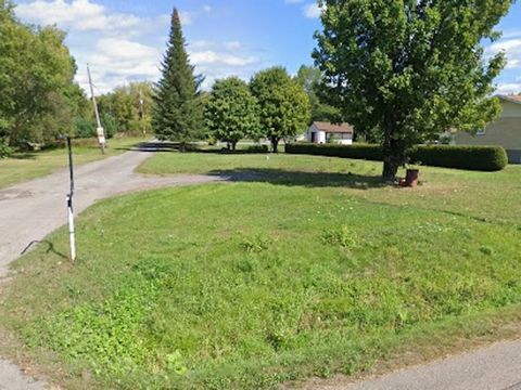 Discover an exceptional opportunity in Brownsburg-Chatham! This 17,990 square foot lot equipped with a septic system to be checked and an artesian well offers an ideal setting to make your projects a reality. Don't miss this opportunity to invest in ...