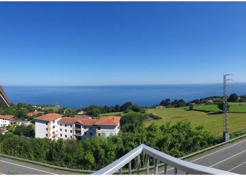 With spectacular views of the Bay of Biscay and the entire Basque coast, this beautiful property is located in the village of Igeldo in a modern building recently built (2005). Outside, very sunny, you will enjoy all the strength of the sea on the se...