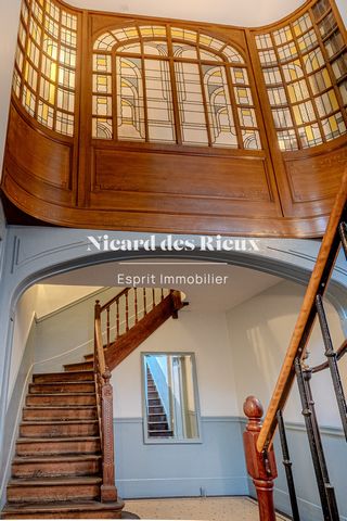 Type 4 apartment of about 142 m2, completely renovated, of very good standing, close to the town hall. High ceilings, rose windows, original fireplaces with a quality renovation are assets for this very bright apartment. The south-facing living room ...