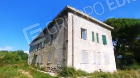 Court of Massa: Conc. Prev. No. 3/2018. G.D. Dr. Pellegri Alessandro. SINGLE lot - Carrara (MS), Nazzano, Via Frassina/SS Aurelia: Full ownership of a large real estate complex consisting of: BODY A including two buildings for residential use with la...