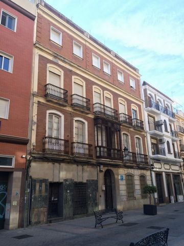 IF YOU WANT TO BUILD HOMES IN THE CENTER OF HUELVA, old hotel for sale. With 1627 meters and floor area of 434 square meters. In Rascón Street if you are thinking of building luxury homes in the center this is your opportunity, to make dream homes. C...