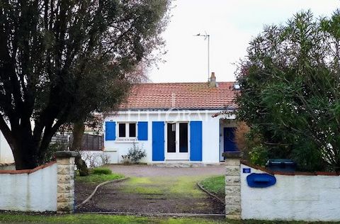 Located just 200 meters from the north and south beaches of Pointe Saint Gildas, this charming single-storey house from the 80s proves to be an appreciable vacation spot. With three bedrooms, a living room with a fireplace, an open kitchen, a bathroo...