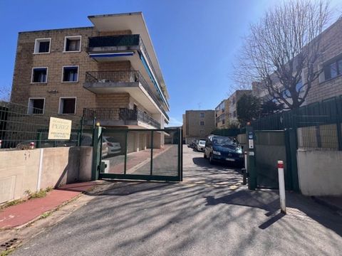 Dpt Hérault (34), MONTPELLIER Nouveau St Roch appartement T4 au 1er Etage d'une résidence de 3 niveaux avec cave et garage