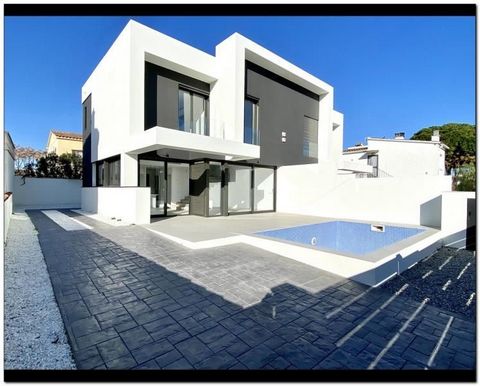 EMPURIABRAVA: Newly built house with swimming pool, garden and roof terrace with jacuzzi and planters in front of the green area. Located in the area of Requesens, in the center of Empuriabrava, it is distributed in: - Semi-basement with cellar - Gro...