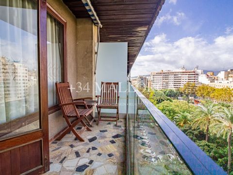 This charming property, with a living area of 170 m2 on PASEO MALLORCA, is a true gem with huge potential to become a beautiful home that perfectly captures the essence of classic architecture. With stunning views of the sea and the cathedral on one ...