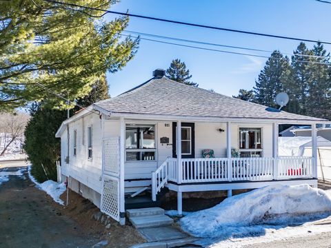 Charming century-old house with two bedrooms, ideal for couple or small family. Close to all services, in a quiet street. This home offers everything you need at an affordable price. Who's lucky? INCLUSIONS blinds, fixtures, drip bins, garbage and br...