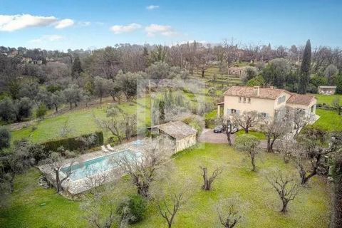 In a quality location and environment, in the heart of a park of 4201 m² with around thirty olive trees several hundred years old, apricot trees, cherry trees, fig trees, etc... pleasant family house of approx. 240 m². which consists on the ground fl...