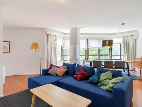 4-bedroom apartment, with 171 sqm of gross area and Local Accommodation license, two entrances and two fronts, in a 3-storey building, the apartment being on the top floor, in the area of Combatentes and Costa Cabral, in Antas, Porto. The apartment h...