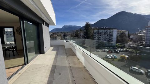 Pommaries shopping district, 10 minutes' walk from the lake. In a 2022 building, apartment 85 m2, with terrace of 33.43 m2, secured double garage of 30m2 (two motorised doors) and a cellar. Superb views of the Parmelan, Veyrier and Semnoz mountains a...