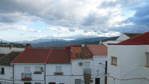 This traditional village home is located in the lovely village of Yunquera, in the heart of the “Sierra de la Nieves” National Park. The Roman origin and medieval layout make this village very special. The house has plenty of original features and qu...