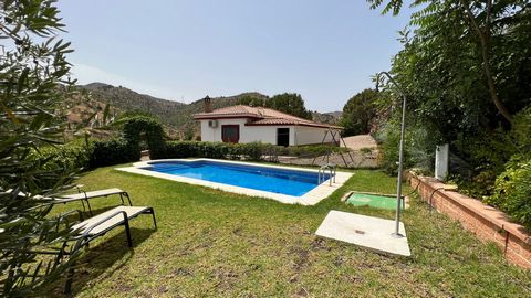 If you are a nature lover, and you are looking for peace and tranquillity, then this house is definitely for you! Magnificent single storey country house, in the middle of hundreds of olive trees, comprising 3 bedrooms, a large bathroom with Italian ...