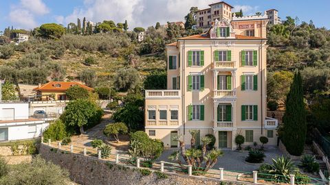 Willkommen in der Villa Alessandra, einer prächtigen Jugendstilvilla aus den späten 800er Jahren in einer der prestigeträchtigsten Gegenden von Bordighera, nur wenige Meter von der Via Romana und nur wenige Schritte vom Stadtzentrum und den Stränden ...
