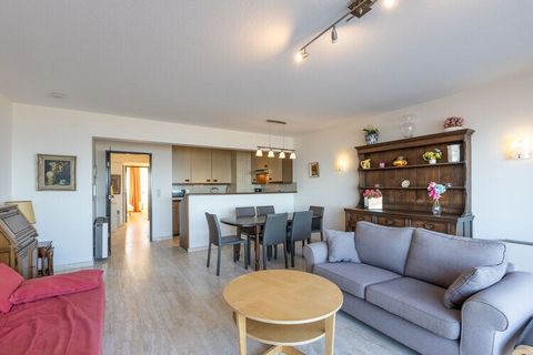 Flat located on the 7th floor and with 2 bedrooms (1 with double bed and 1 with 2 single beds). There is also a bright, spacious living room, a fully equipped open-plan kitchen, bathroom with double sink, toilet and shower. There is a terrace with se...