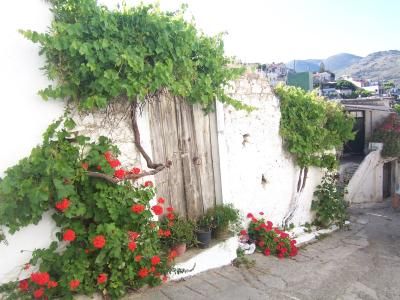 Located in Agios Nikolaos. Truly rustic house for renovation in pretty village. This is a stone house with a courtyard in the village of Houmeriako. It comprises two large and one small room on the 1st floor/ground floor and two small rooms at the ba...