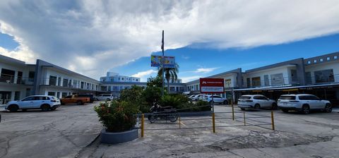 Este local comercial de 44 metros cuadrados se encuentra en la reconocida plaza Tobacco, ubicada en el sector Arena Gorda en Bavaro, República Dominicana. La ubicación estratégica de la plaza, cerca de los prestigiosos hoteles Iberostar, Riu y Bahia ...