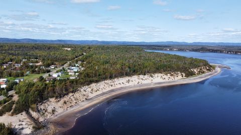 Discover this unique natural gem in Gallix: 69,395.90m2 (746,971 SF) of wooded land at the mouth of the Ste-Marguerite River and the sea. A haven for nature lovers, ideal for your private hideaway. Explore the beauty of the coast from the comfort of ...
