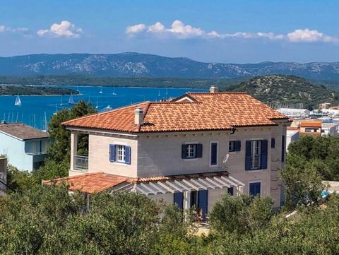 Bemerkenswerte Steinvilla mit herrlichem Meerblick und Swimmingpool auf der Insel Murter (eigentlich Halbinsel), die zwischen Šibenik und Zadar liegt und durch eine Brücke mit dem Festland verbunden ist. Die Villa ist im mediterranen Stil mit maritim...