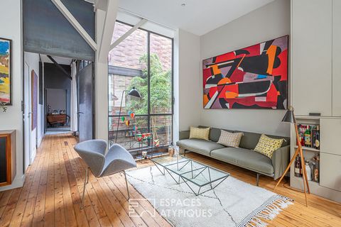In the intimacy of a condominium consisting only of lofts, this 79.51 m2 Carrez apartment located on the first floor is a rare nugget. As soon as you cross its threshold, you are immersed in the world of the Loft par excellence, with full-height vert...