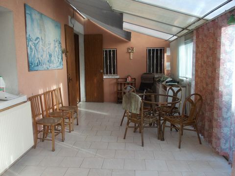 Near the town of Aigre in a small village, charming village house of 98 m2 to be brought up to date on enclosed land of 680 m2 with trees with well and 1 garage plus outbuildings. This offers you: the main entrance via the heated veranda of 17 m2 lea...
