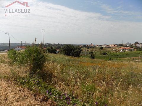 Land with excellent sun exposure, unobstructed views, located in a quiet area with an excellent neighborhood, allowing access from two fronts. Possibility of building a house of 260m² with an approved project and license issued for immediate construc...
