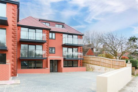 Sitting near to the green open spaces of Hove Park there is an abundance of outdoor facilities close at hand ranging from tennis courts, children's playground and bowling green to a café, picnic area and working model railway. A Waitrose superstore a...