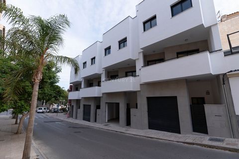 Last house for sale! Fantastic opportunity to obtain your home in a new construction with a garage in Motril, on the Costa Tropical. It is a 3-storey house plus a garage, with capacity for two cars, with a useful area of 170m2, very close to the city...