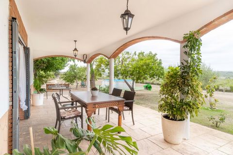Choose the tranquility of living in this villa, located in a finca with 13,000 m2 of rustic land to enjoy endlessly! Space, comfort and nature at your disposal, a combination that will allow you to gain in quality of life without straying too far fro...
