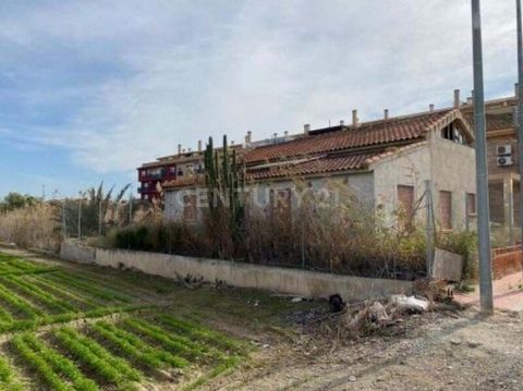 ¿Buscas comprar un suelo urbano residencial en venta en El Raal (Murcia)? Excelente oportunidad de adquirir este suelo urbano residencial en la calle Mayor, en la zona de El Raal, en la provincia de Murcia. El terreno tiene una superficie de 407,05m²...
