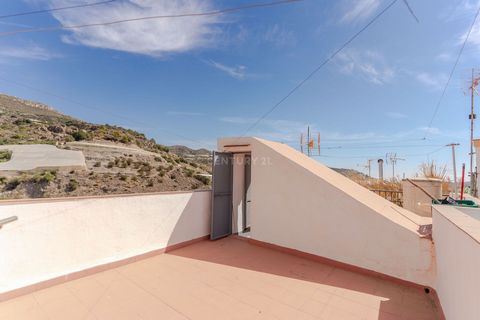 Property in Itrabo 15 minutes from the beach of Salobreña. It has a total of 63 m2 built that are distributed as follows: On the ground floor we find a cosy hall for a living room and a furnished living room-kitchen. On the first floor there are 2 la...