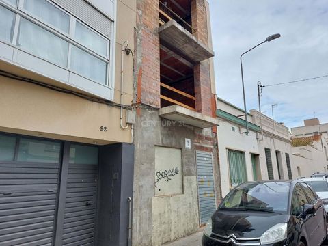 Welcome to this stunning house under construction in the picturesque neighbourhood of Gracia in Sabadell! With 40% construction progress and a surface area of 275 m², this property offers incredible potential to become your ideal home. Let us show yo...
