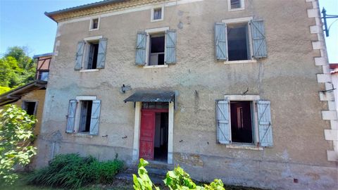 HOUSE TO RENOVATE, 'NEAR AURIGNAC' AREA... To all renovation enthusiasts, here is a house that needs you. Former village bar and its home form the house with 104 m² of living space. With on the ground floor an entrance, a room of 31 m² and the kitche...