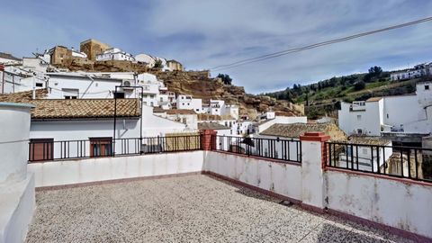 This large property is located in the heart of Setenil de las Bodegas with views of the river and the caves and is distributed over 4 floors. The main floor is divided into a hall, hall, independent kitchen, dining room and a large living room. We re...