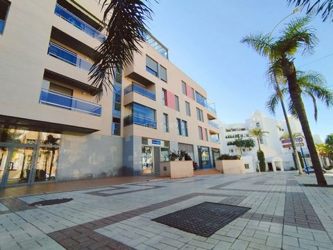 Spacious commercial space for sale on the main avenue of Torremolinos, with a constant flow of people that guarantees the visibility of your business. This diaphanous space offers a magnificent opportunity to give life to your commercial project and ...