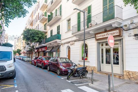 Situated in the heart of Ibiza's city centre, on the sought-after Via Punica street, this charming flat presents itself as a true urban gem. With an unbeatable location close to schools, hospitals and shops, this home of almost 100m² is a unique oppo...