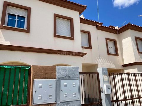 ¿Buscas comprar casa3 habitaciones en Mairena del Alcor? Excelente oportunidad de adquirir en propiedad esta casa residencial con una superficie de 126 m² bien distribuidos, 3 habitaciones y 3 cuartos de baño ubicada en la localidad de Mairena del Al...