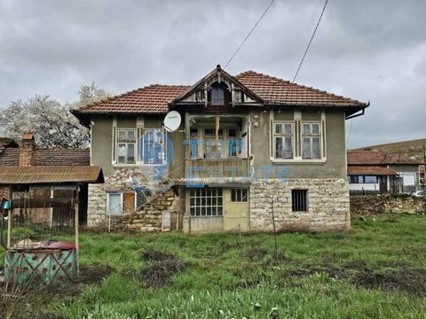 Top Estate Real Estate biedt u een bakstenen huis met twee verdiepingen en een waterput in het dorp Kutsina, regio Veliko Tarnovo. Het dorp ligt op 12 km van de stad. Polski Trambesh, 20 km van de stad Smolyan. Gorna Oryahovitsa en 25 km van de stad ...