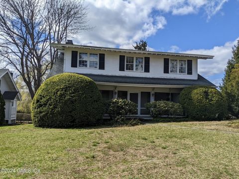 5 Bedroom, 4 bath turn of the century colonial situated on a parklike knoll in coveted OG neighborhood. Dead end street with LI sound water access. Large screened front porch leads to home entry. Living room boasts a majestic stone quarry fireplace, ...