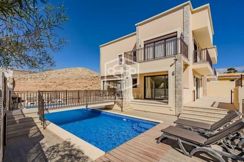 Sale of an exclusive set of 2 independent villas in the tranquil coastal town of La Mareta, in Los Abrigos, just a few steps from the beach. This pair of modern villas is located in the quiet coastal town of La Mareta in Los Abrigos, just meters from...