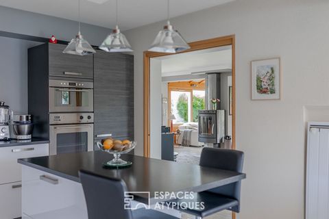 We are delighted to present this house located in one of the most sought-after areas of Saint Sebastian sur Loire. The main living room, spacious and bright, extends over an area of more than 100 m2. You can easily arrange your living room around the...