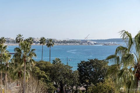 In a secure residence opposite the Palais des Festivals, beautiful 80 m2 apartment with uninterrupted views over the Bay of Cannes and the Lerins Islands. A great investment opportunity. The apartment comprises a beautiful living room, fully equipped...