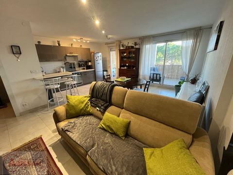 (HERAULT). For sale in Montpellier, T3 type apartment including: An entrance with cupboard, a beautiful and bright living room with lounge, a dining room and an equipped kitchen. A large terrace with open views borders this large living room. life. Y...