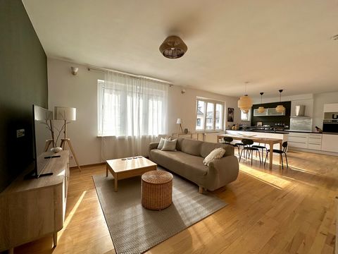This recently renovated place has completely new furniture, homewares, appliances, linens and towels. You can find our home in the heart of the city centre, on a quiet side street, only a few minutes walk from the Kö-Bogen and Little Tokyo. Within a ...